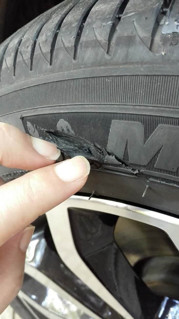 轮胎被人用刀划了你们说糟心不