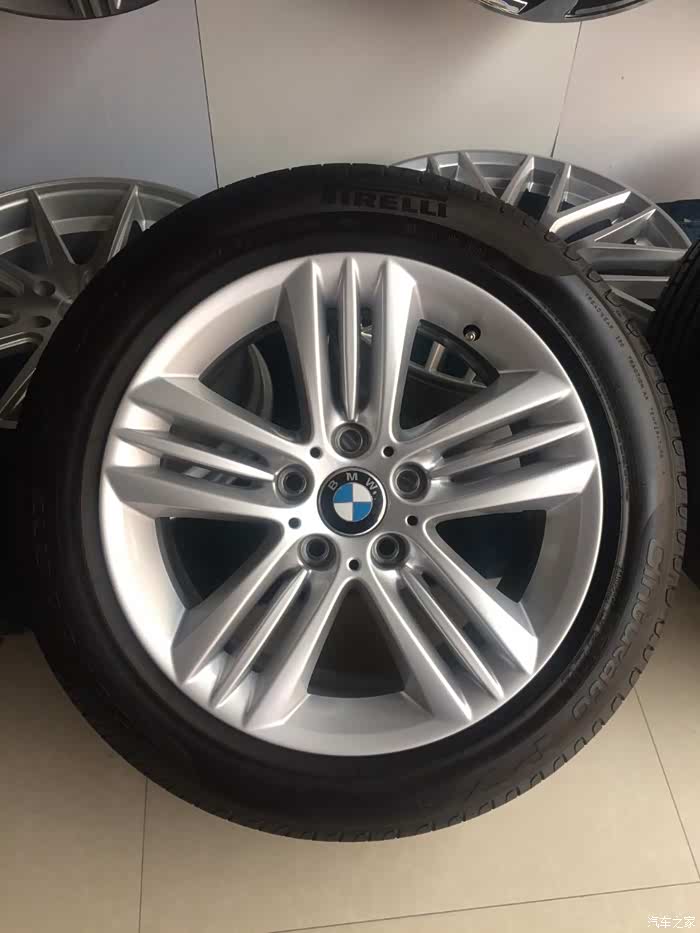 宝马320原厂17寸轮毂和陪耐力轮胎出