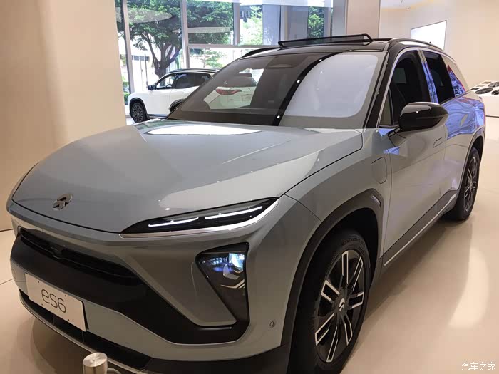 银灰色蔚来es6,造型美观落落大方,不可多得的好车.