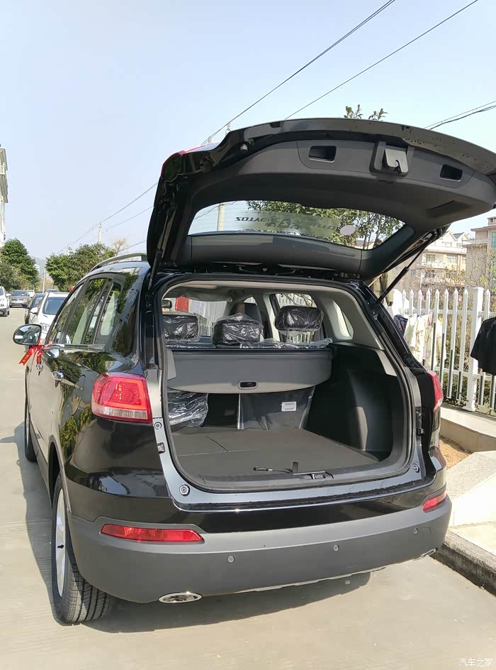 后备箱的开度还是很不错的