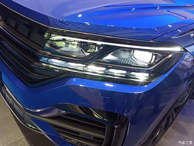 新车采用专属魅影蓝配色展现处大众高性能车特有的战斗气息