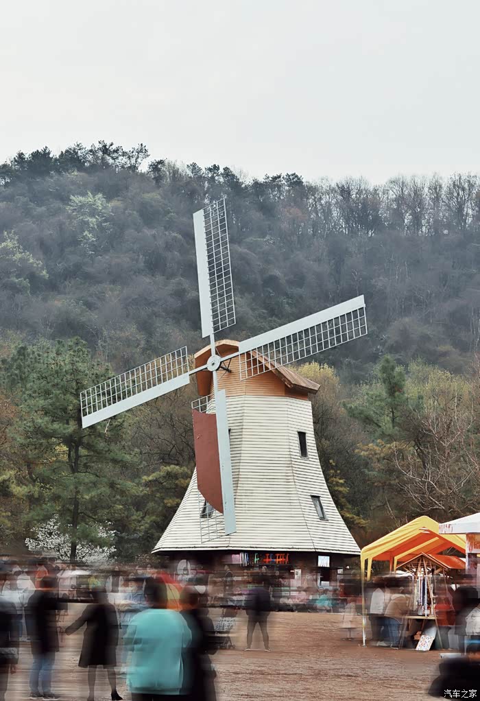 草坪上充满异域风情的大风车,是太子湾公园的标志,而太子湾的当家花旦