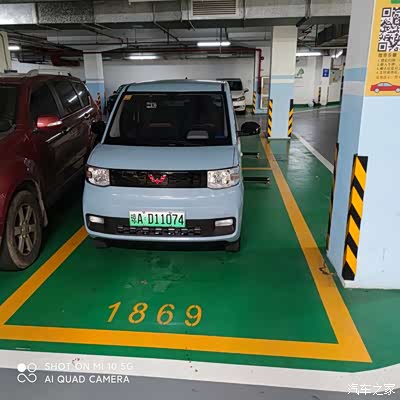 这几天在车库看到了台五菱mini,超奇葩的一个车牌