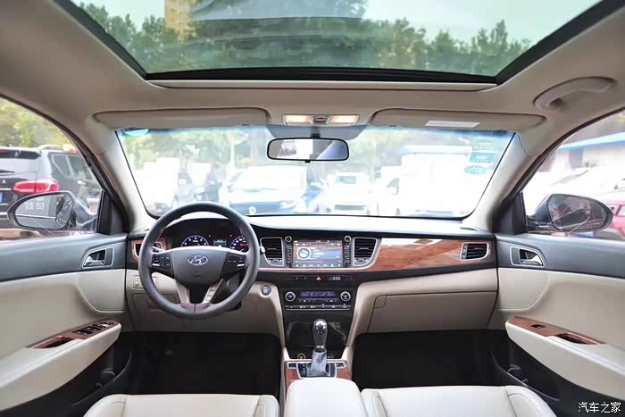 外观时尚内饰老气的现代名图