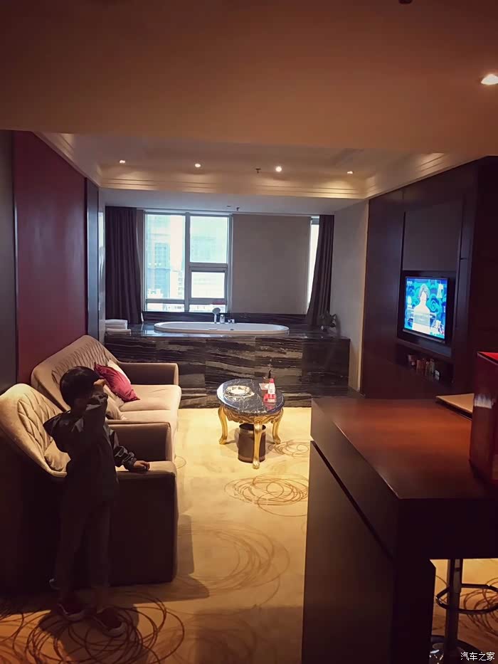 40,第天,抵达邵阳市区晚上和朋友小聚,太客气了,给咱订的总统套房的