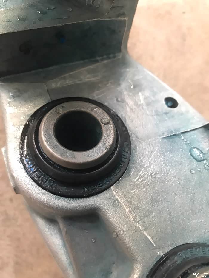 刹车卡钳活塞防尘套裂了有关系吗?