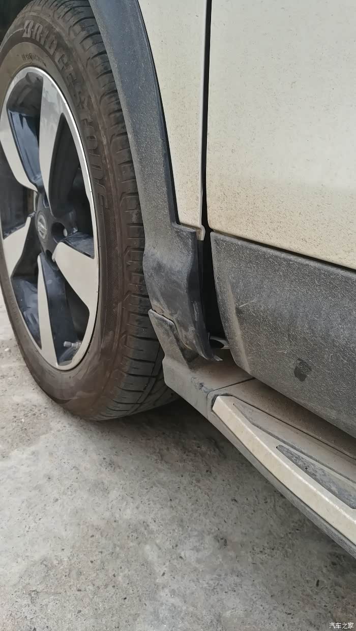 左前轮挡泥板