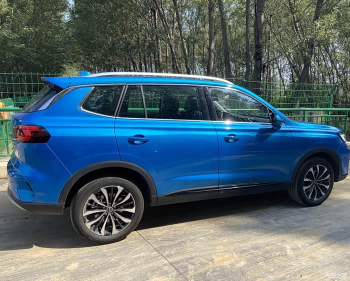 蓝色荣威rx5max带来的视觉体验
