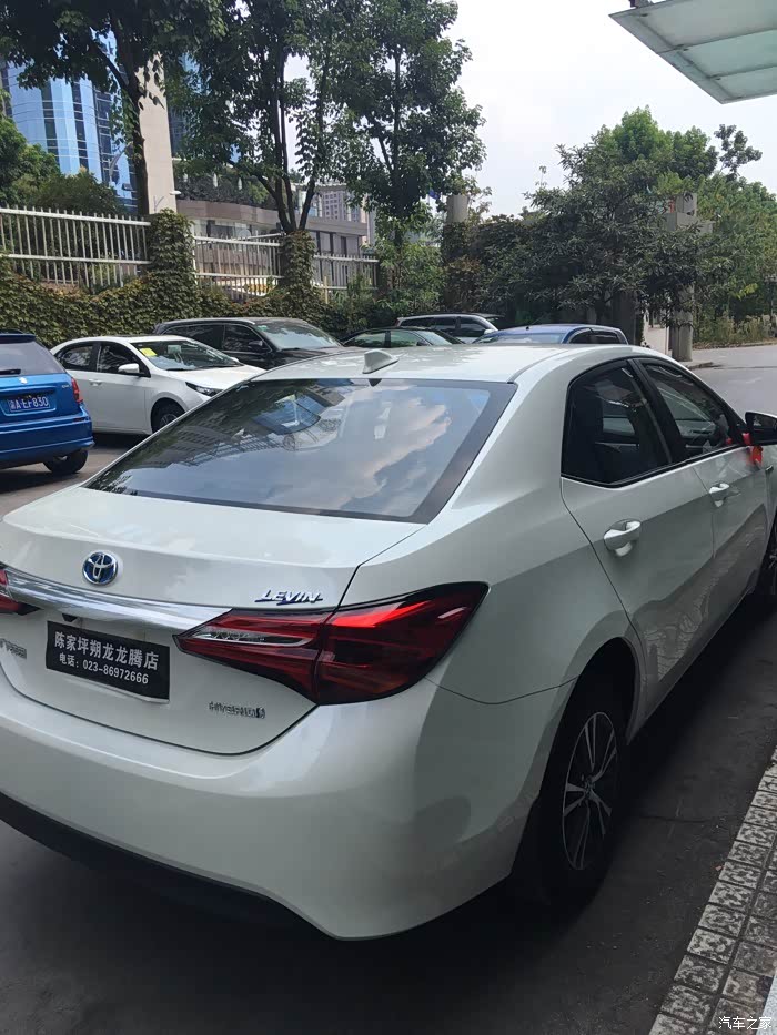 雷凌双擎珍珠白