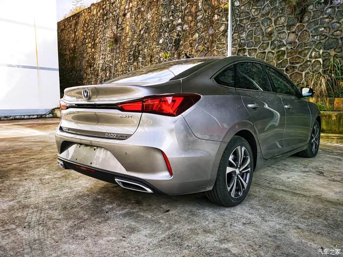 亮银色长安逸动进气格珊宽敞大气