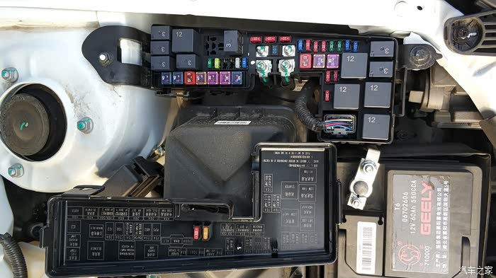 示宽灯在发动机舱保险盒哪里