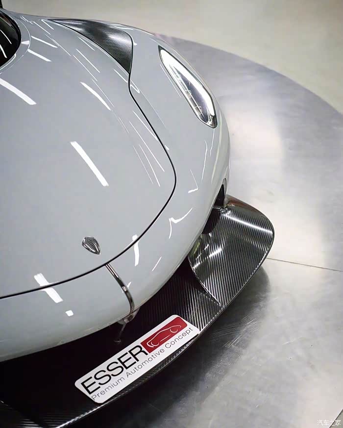 这款白色的柯尼塞格真是我喜欢的款式,那华丽的外观真是太美了.