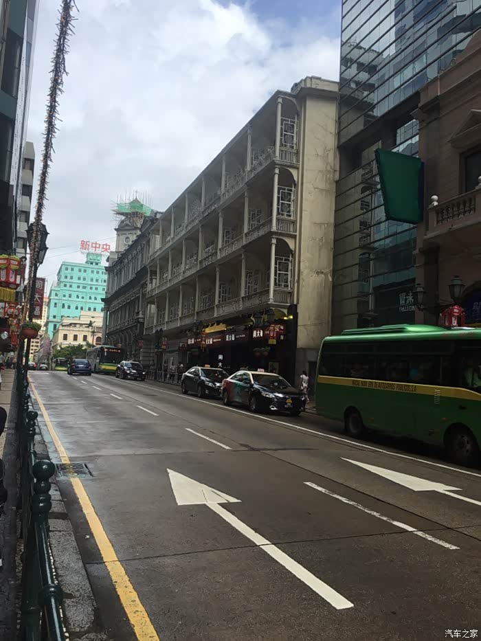 澳门马路汽车是左上落.