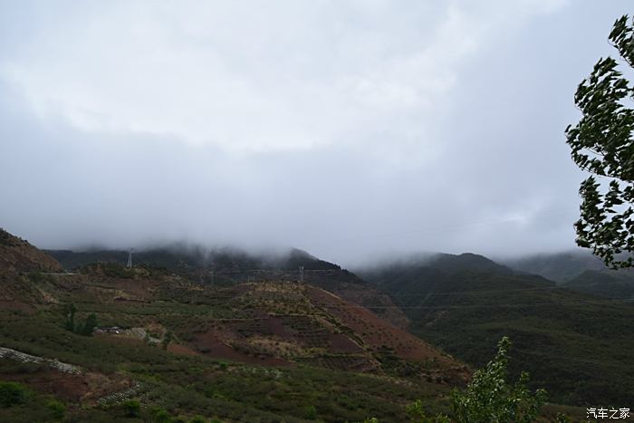 拖烏山濃霧籠罩,增加了它的神秘感.