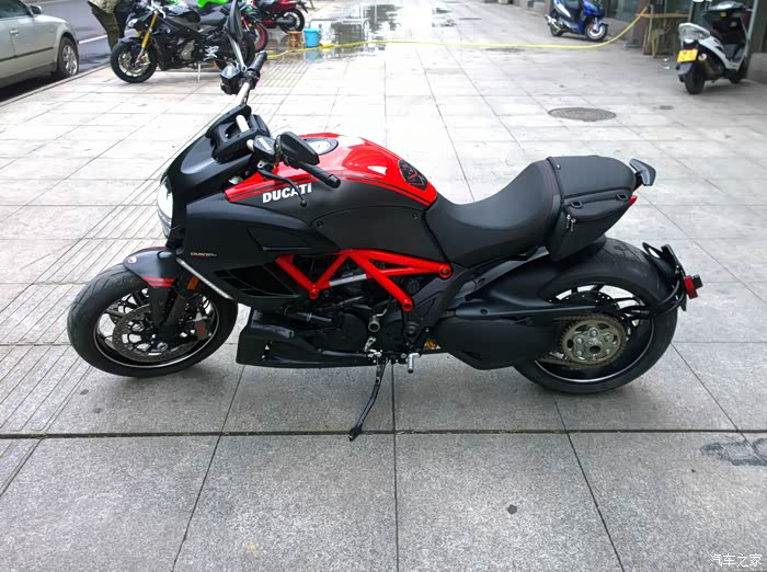 12年杜卡迪大魔鬼黑色一体座椅红线搭配非常经典