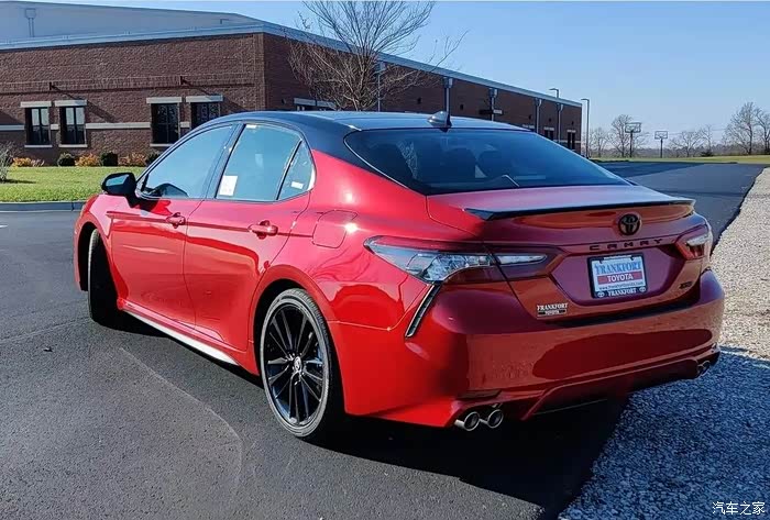 实拍2021款丰田凯美瑞运动版女生会喜欢的中型车