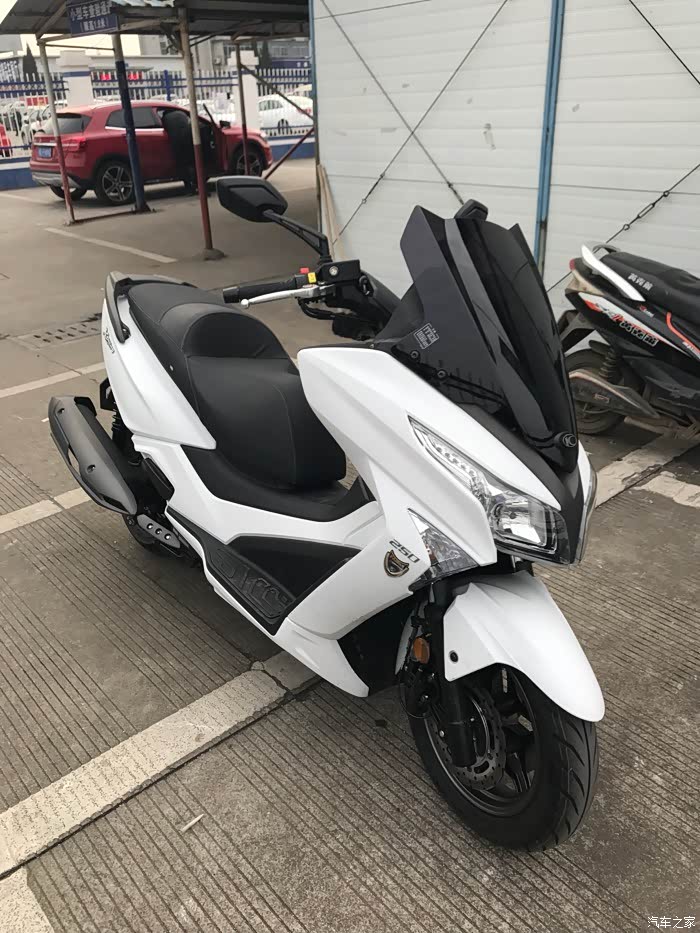 光阳给赛艇250换了新轮胎和颜色