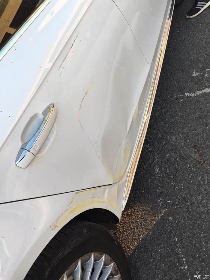 车早上刮了 请大家帮忙看看
