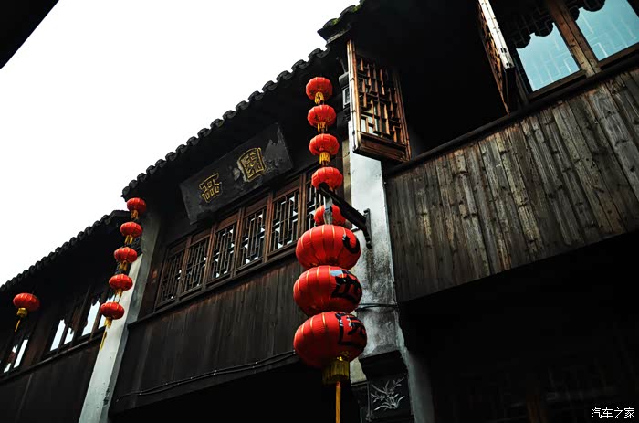 人来人往古镇弄堂阿姨带花环也美美