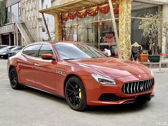 橙色玛莎拉蒂总裁灯头特别犀利真皮座椅非常舒适