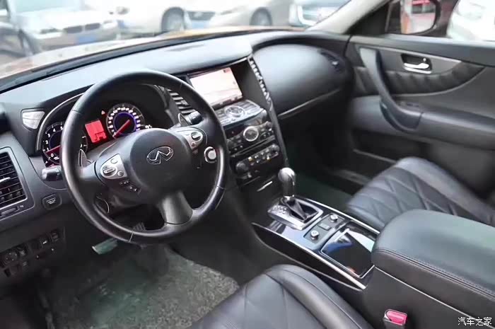 suv中的西装暴徒英菲尼迪fx35