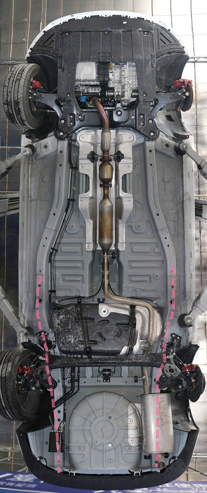 掀开裙子看底盘博越底盘传祺gs4各种底盘