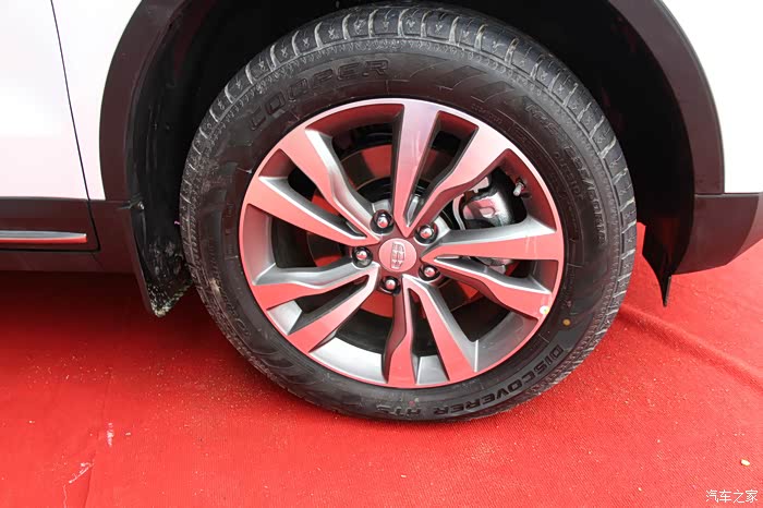 18寸的轮毂,这个轮毂说真的,刚刚见到实车的时候,最喜欢的就是这个