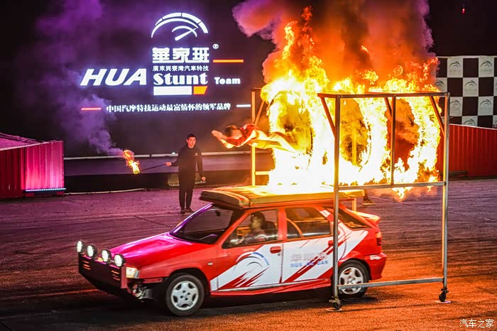 万物复苏送福利华家班汽车特技表演带你燃爆全场