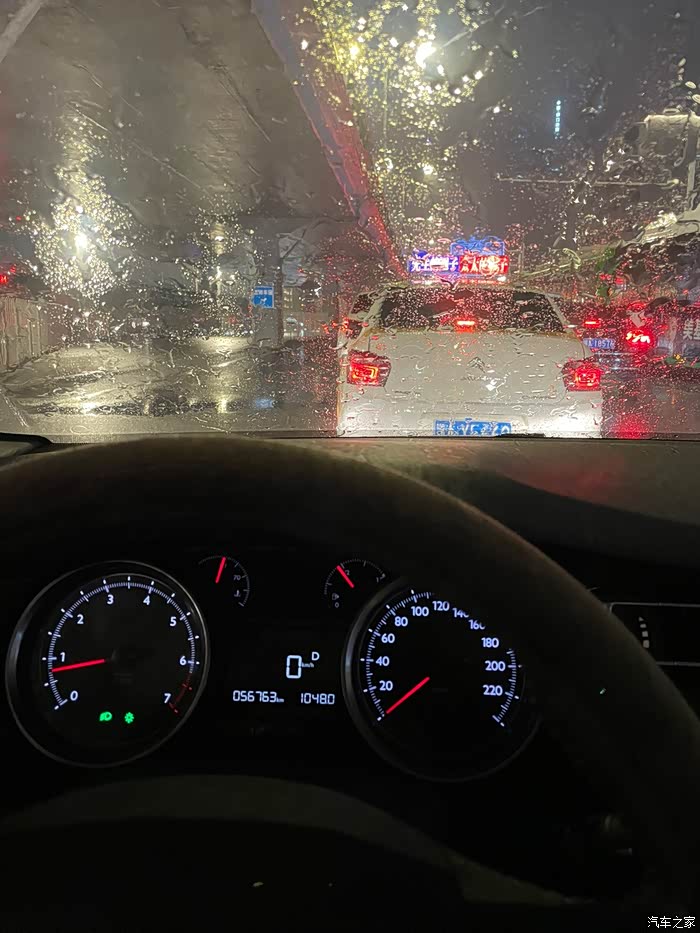 下雨天开车堵车不堵心