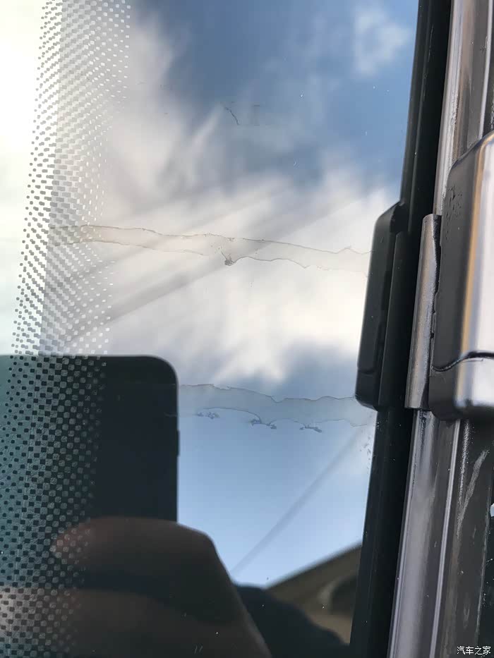 新迈腾,玻璃上有污斑洗不掉,怎么办?