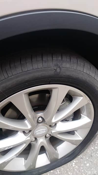 我的小金爆胎了