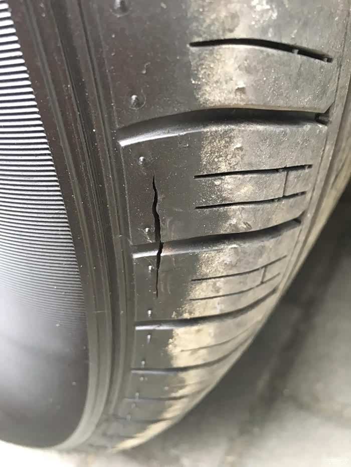 科雷傲2000多公里轮胎裂口!