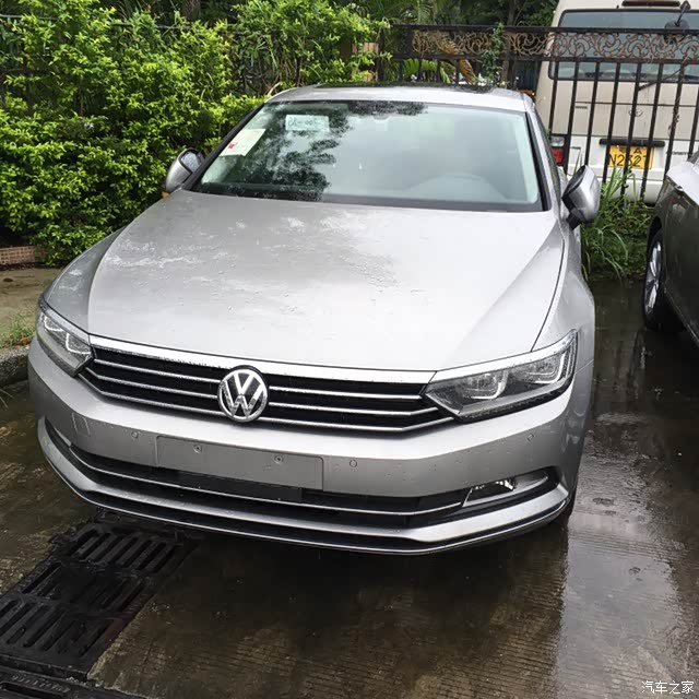 有银色的迈腾b8图片不?