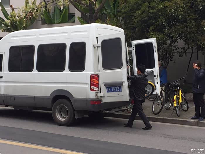 捞翔在搬ofo上车