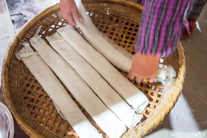 出锅后卷好的豆折.