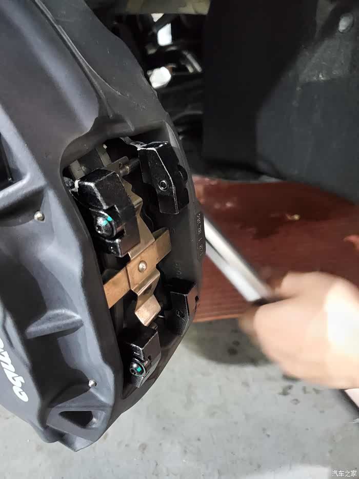小鹏p7的刹车异响是怎样解决的请看详细图解