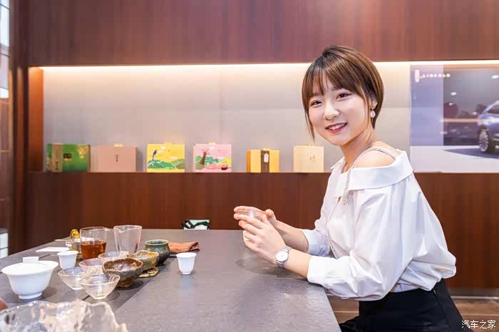 美女小寒带你深圳探店全新林肯航海家