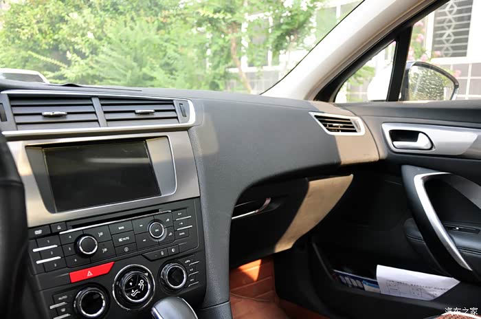 中控面板都软性搪塑材质很有质感.