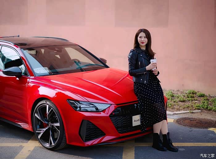 美丽的红色奥迪美女的专属座驾