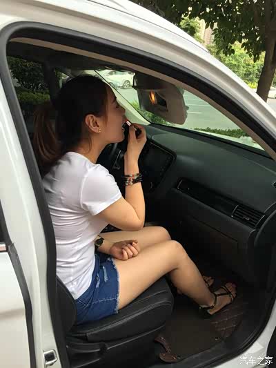 我又嫌弃要补妆我说那就速靠边正休息(副驾速补妆太安全)腿美女惹人爱