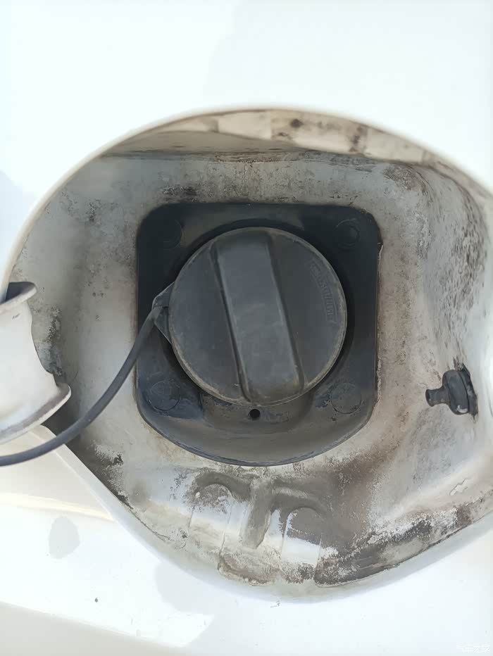 加油口这个小孔是干嘛的?进水没事吧?