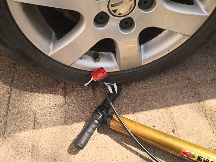 打气筒的全面展示.嗯,有汽车轮胎的接口可以给汽车轮胎打气.