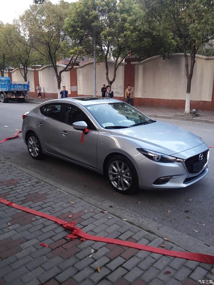 2017款昂克赛拉幻影银颜色的朋友