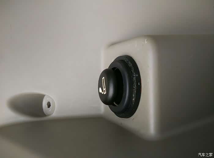 无聊自己动手修复点烟器卡簧松动