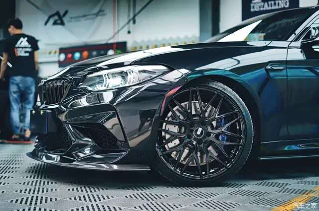 黑武士风格的改装,对于性能范儿来说绝对是最完美的选择.