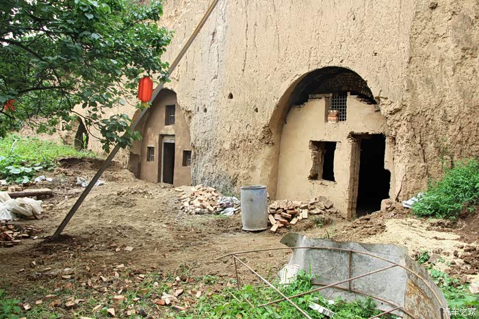 有窑洞已经用新栅栏围起来看来要保护开发