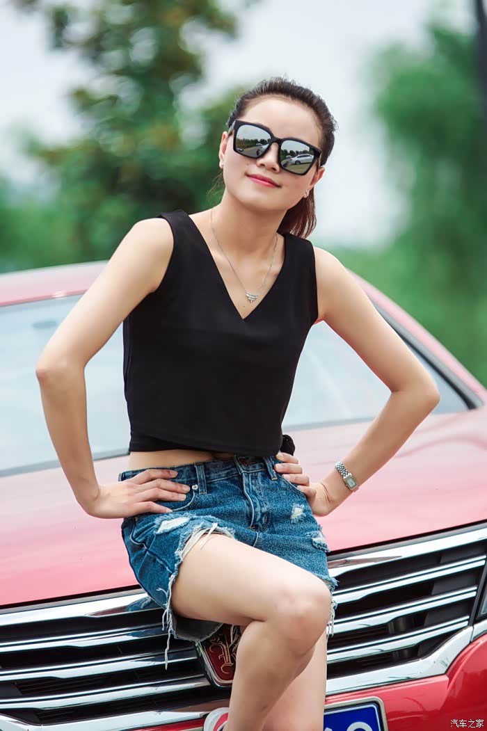 媳妇当车模第二弹牛仔短裤尽显白花花的大长腿