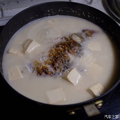 材料: 鯽魚1條,豆腐1盒,姜3片,蔥3段,油,鹽,胡椒,料酒,雞精做法