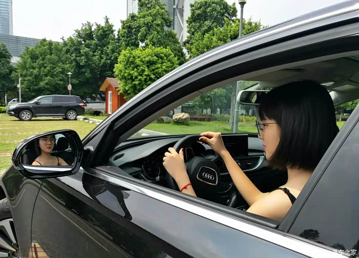 女司机上路啦,假装会开车的样子~其实什么都不会,不过没关系,我就是你