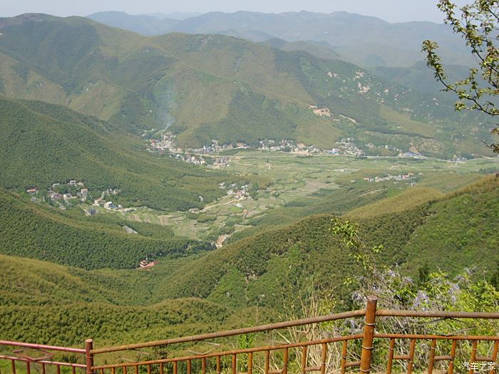 登上莫干山,遠眺,一片崇山峻嶺,白雲人家.